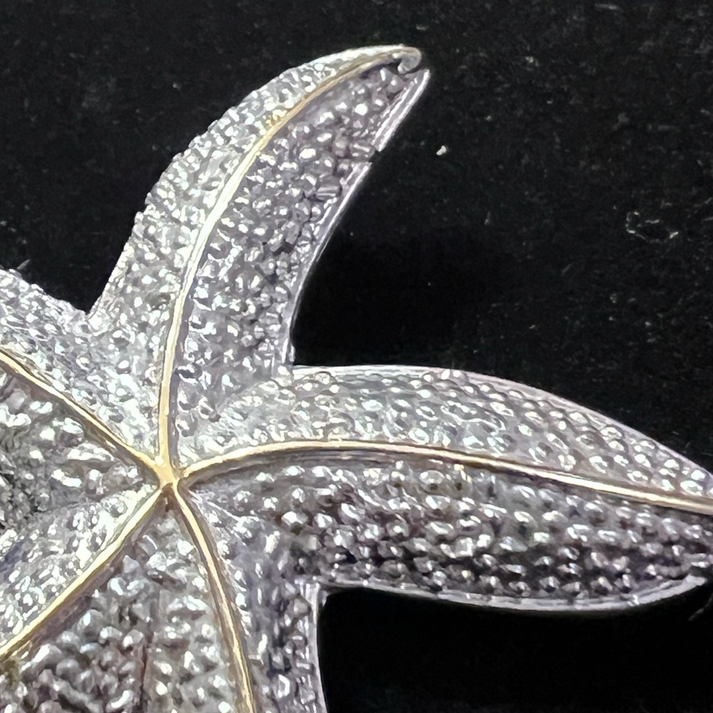 Starfish pin/necklace slide done in silver metal with gold accents - Picture 3 of 5